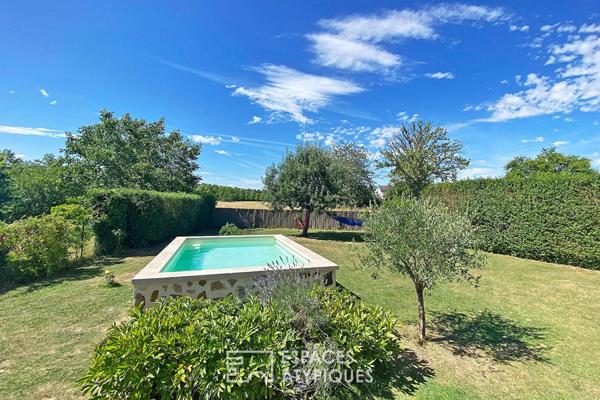 Belle maison en pierre rénovée avec jardin paysager et piscine