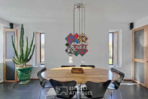 Belle maison en pierre rénovée avec jardin paysager et piscine