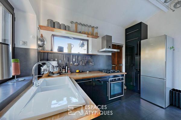 Belle maison en pierre rénovée avec jardin paysager et piscine