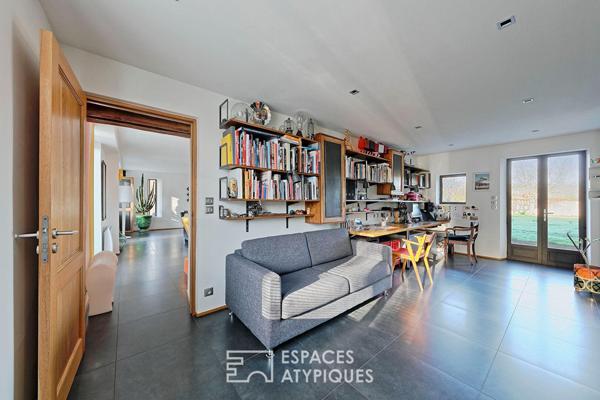 Belle maison en pierre rénovée avec jardin paysager et piscine