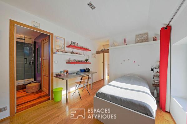 Belle maison en pierre rénovée avec jardin paysager et piscine