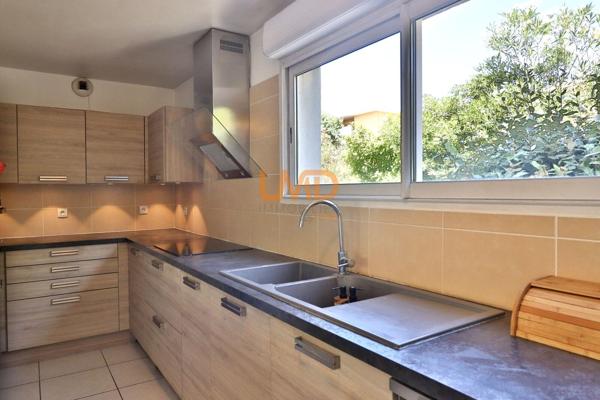 Trois chambres, grand jardin, aucun travaux, accès autoroutier aisés.