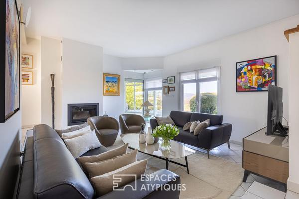 Maison familiale avec piscine et vue panoramique sur les monts