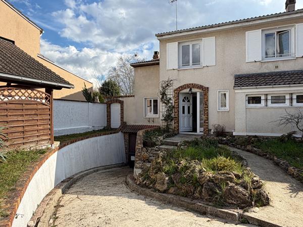 A VENDRE Charmante maison 6 pièces avec sous sol et jardin clos.