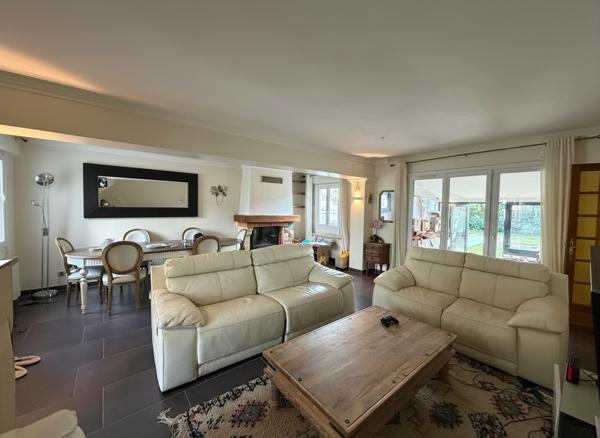 A VENDRE Charmante maison 6 pièces avec sous sol et jardin clos.