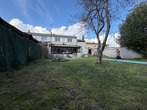 A VENDRE Charmante maison 6 pièces avec sous sol et jardin clos.