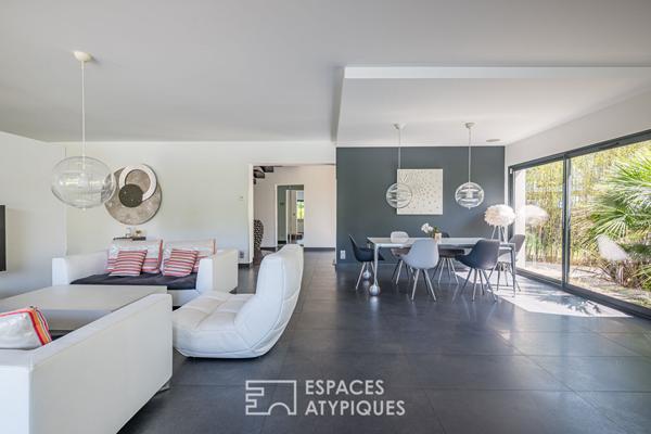 Maison d’architecte avec vue dégagée, piscine et garage