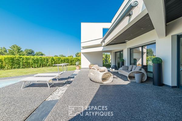 Maison d’architecte avec vue dégagée, piscine et garage