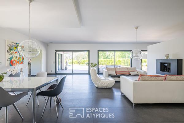 Maison d’architecte avec vue dégagée, piscine et garage