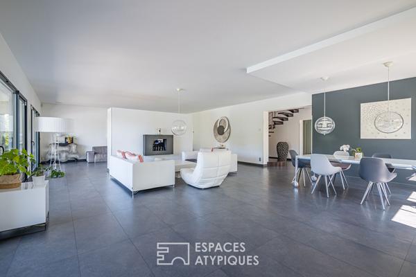 Maison d’architecte avec vue dégagée, piscine et garage