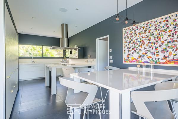 Maison d’architecte avec vue dégagée, piscine et garage