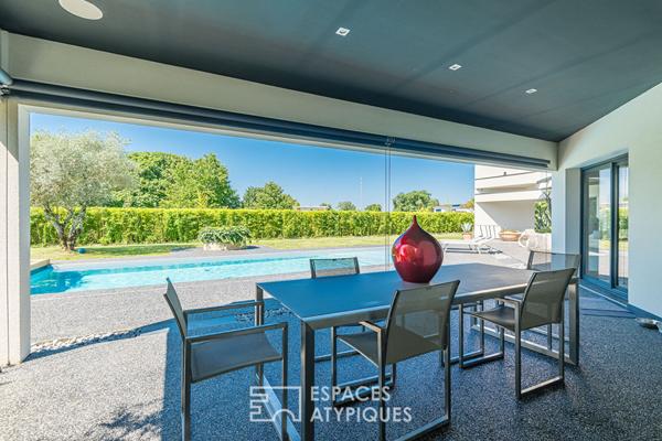 Maison d’architecte avec vue dégagée, piscine et garage
