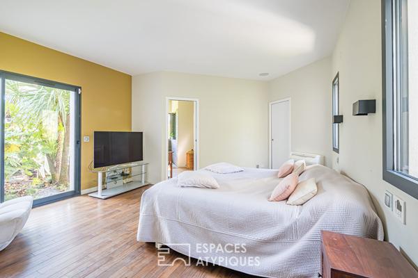 Maison d’architecte avec vue dégagée, piscine et garage