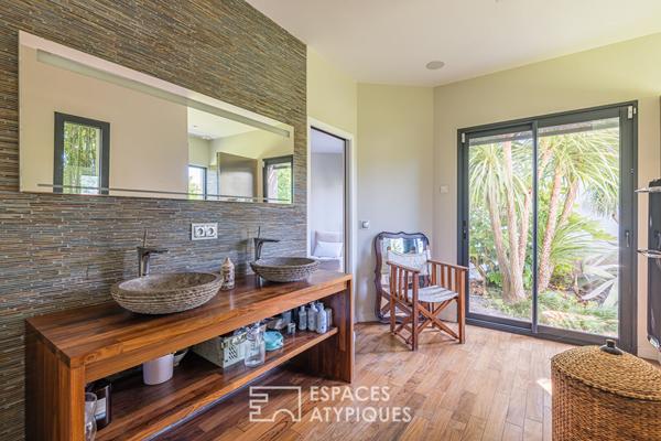 Maison d’architecte avec vue dégagée, piscine et garage