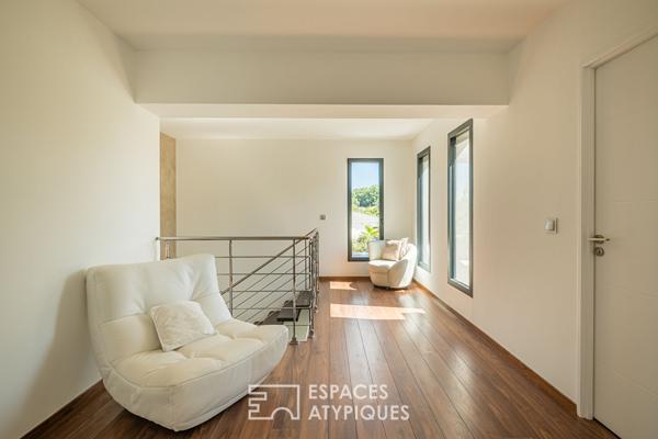 Maison d’architecte avec vue dégagée, piscine et garage