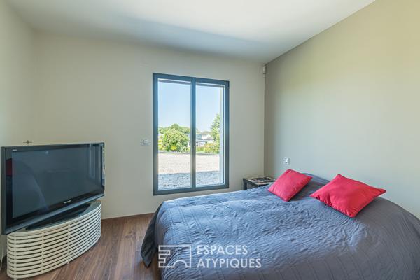 Maison d’architecte avec vue dégagée, piscine et garage