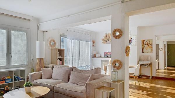 Appartement en centre ville de 100 m² avec trois chambres et balcon