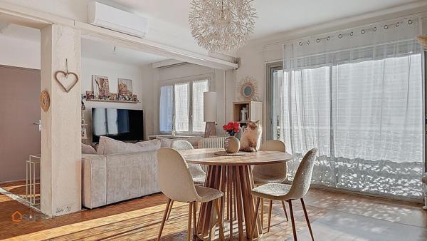 Appartement en centre ville de 100 m² avec trois chambres et balcon