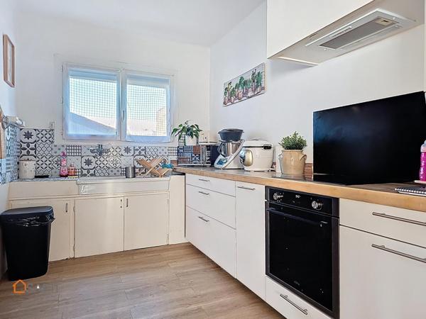 Appartement en centre ville de 100 m² avec trois chambres et balcon