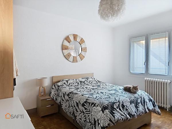 Appartement en centre ville de 100 m² avec trois chambres et balcon