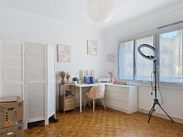 Appartement en centre ville de 100 m² avec trois chambres et balcon