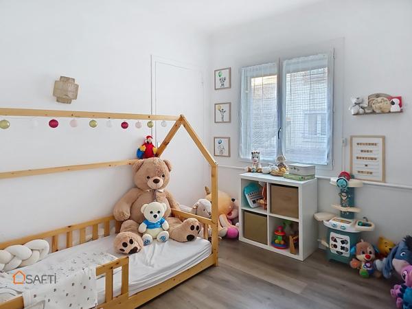 Appartement en centre ville de 100 m² avec trois chambres et balcon