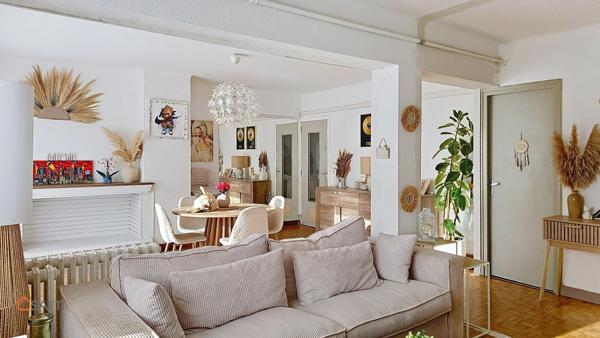 Appartement en centre ville de 100 m² avec trois chambres et balcon