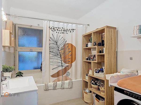 Appartement en centre ville de 100 m² avec trois chambres et balcon