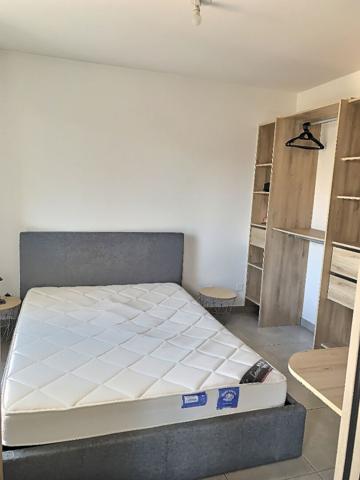 A louer appartement de type 2 avec terrasse et parking 13005 à La Timone.