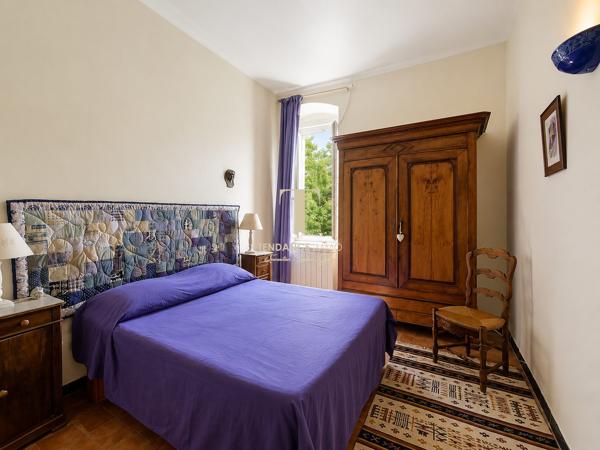 PROPRIÉTÉ FAMILIALE DE CARACTÈRE SUR PLUS DE 5 670 m² DE TERRAIN ARBORÉ – PEYRIAC-DE-MER