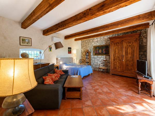 PROPRIÉTÉ FAMILIALE DE CARACTÈRE SUR PLUS DE 5 670 m² DE TERRAIN ARBORÉ – PEYRIAC-DE-MER
