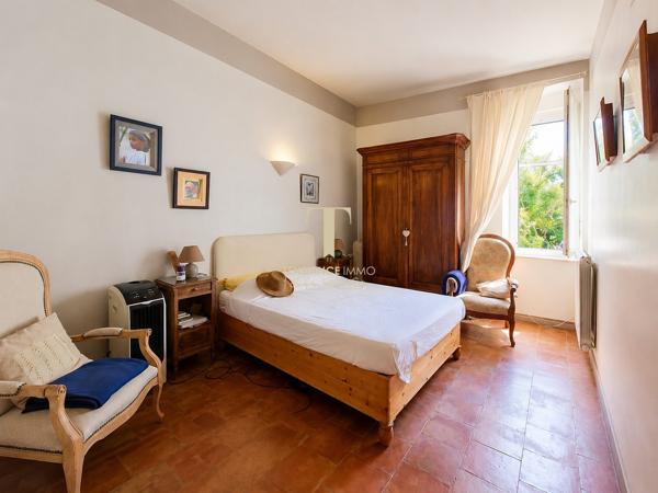 PROPRIÉTÉ FAMILIALE DE CARACTÈRE SUR PLUS DE 5 670 m² DE TERRAIN ARBORÉ – PEYRIAC-DE-MER