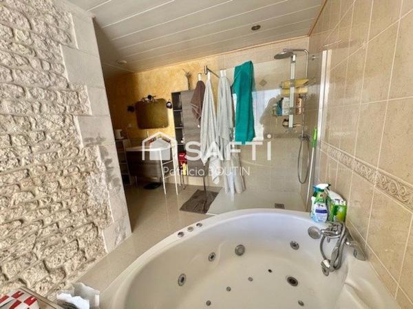 MAISON DE VILLE 2 CHAMBRES COUR ET GARAGE AU CENTRE VILLE DE NIORT