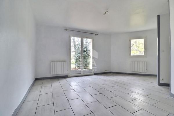 STUDIO QUARTIER SAINT MARTIN AVEC JARDIN ET PLACE DE PARKING