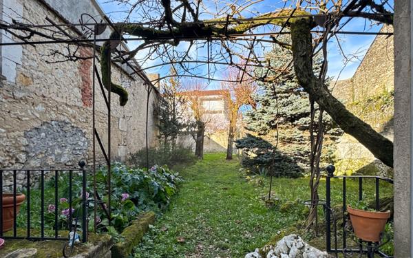 Maison à vendre    8 pièces • 235 m2 Périgueux