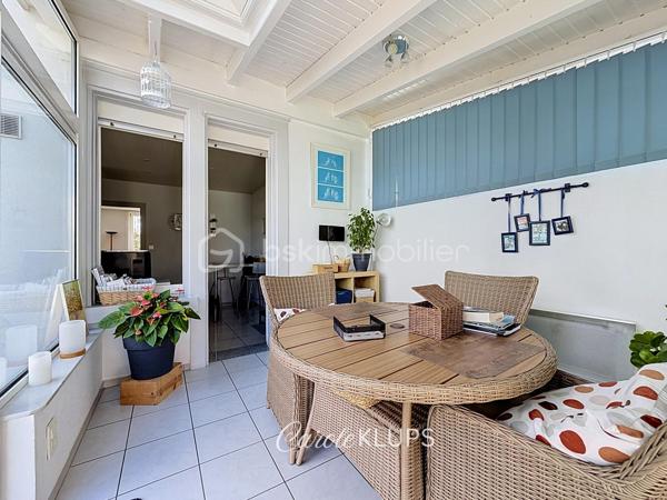 Maison familiale avec véranda, terrasse couverte, jardin et piscine à Village-Neuf

Ici, la surface habitable ne raconte pas tout. 112 m² habitables auxquels s’ajoutent une véranda d’environ 10 m², une terrasse couverte tournée vers le jardin, un sous-sol et un double garage. 

Le charme d’une maison des années 30 dans laquelle on peut se créer une véritable vie dedans-dehors, à deux pas de la frontière bâloise. Et pour les frontaliers, Bâle est accessible à vélo via la piste cyclable longeant le canal de Huningue.

Depuis la rue, on ne soupçonne pas le cadre de vie que cette maison réserve à l’arrière.

Résolument tournée vers l’extérieur, elle s’ouvre sur un jardin intimiste où chaque espace trouve naturellement sa place. Une belle terrasse couverte pour les repas entre amis ou en famille. À moins que vous ne préfériez vous installer au bord de la piscine chauffée … Autour, l’espace paysager invite au repos et à la convivialité.

Une sensation de vacances chez soi, avec un autre avantage appréciable : un jardin aux dimensions raisonnables, pensé pour en profiter sans devenir esclave de son entretien. Un puits présent sur la propriété permet par ailleurs d’assurer l’arrosage du jardin.

À l’intérieur aussi, chaque espace a sa fonction et la circulation est fluide.

Au rez-de-chaussée, le séjour de 32,6 m² invite à se prélasser près du poêle à bois. La cuisine équipée de 12 m² offre un espace confortable pour cuisiner, tandis que la véranda d’environ 10 m² devient naturellement une pièce supplémentaire pour partager les repas, avec le jardin en toile de fond.

Le + de ce rez-de-chaussée ? Une salle d’eau avec WC.

En montant à l’étage, même le palier a été optimisé avec un petit espace buanderie astucieusement dissimulé.

Puis vient l’une des belles surprises de la maison : une vaste mezzanine de plus de 23 m².

Aujourd’hui ouverte, elle sera votre terrain de jeu. Espace télétravail, bibliothèque, salle de jeux pour les enfants, salon télé… à chacun d’imaginer sa façon de l’habiter. Elle pourra également être cloisonnée pour créer une troisième chambre, qui viendra alors compléter les deux chambres existantes de 12,6 et 11,2 m².

La salle de bains de 7,6 m², avec baignoire, double vasque et WC, est quant à elle dimensionnée pour ces matins en famille où l’on apprécie de ne pas se marcher dessus.

Et ce n’est pas tout.

Au sous-sol, on retrouve une partie chaufferie, un atelier ainsi qu’un espace déjà aménagé en salle de sport, à conserver tel quel ou à réinventer selon vos besoins.

À l’extérieur, le double garage, la piscine chauffée et son local technique indépendant complètent les prestations de la maison.

Le tout prend place sur une parcelle de 480 m².

Enfin, sa situation en zone frontalière, avec des accès faciles vers la Suisse comme vers l’Allemagne, est particulièrement adaptée à la vie quotidienne des actifs du secteur.

Une maison avec jardin et piscine, une vraie vie dedans-dehors et Bâle à portée de vélo : profiter pleinement de chez soi sans renoncer à la proximité de la frontière.