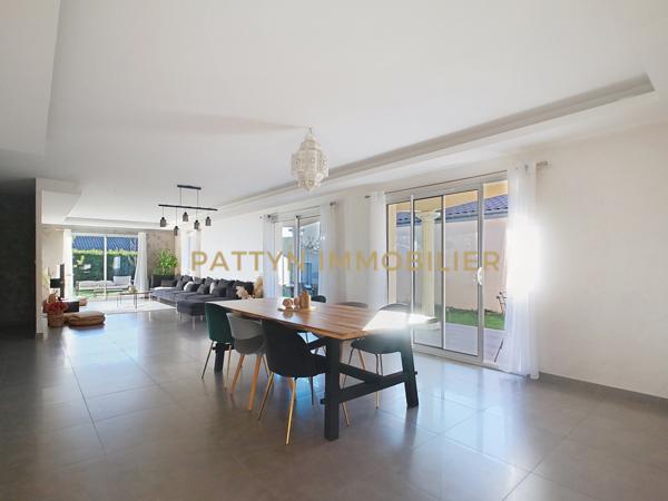 Genay (69730) Maison 4 chambres récente de plain-pied avec piscine et garage à Civrieux (01390)