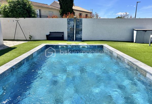 Nichée dans un quartier résidentiel paisible de Sérignan, cette magnifique villa de plain-pied offre un cadre de vie idyllique alliant tranquillité et proximité urbaine. Profitez d'une ambiance sereine à deux pas des commodités locales, idéal pour une vie de famille harmonieuse.

Cette maison indépendante, construite en 1985 et entièrement rénovée en 2023, s'étend sur une surface habitable de 108 m² sur un terrain de 447 m². Composée de 4 pièces, 3 chambres lumineuses dont une suite parentale, elle propose un espace de vie exceptionnellement pensé. 

À l'intérieur, vous découvrirez un séjour spacieux et climatisé, une cuisine équipée de haute qualité, 3 chambres avec placards, 2 salles d'eau modernes et un WC indépendant.

Les extérieurs séduisent par leur piscine en Pierre de Bali et une agréable terrasse pour vos moments de détente.

Vous apprécierez les commodités environnantes avec de nombreux commerces, écoles, et services à votre disposition.

Ne manquez pas cette opportunité de découvrir un coup de cœur immobilier rare à Sérignan. 

Contactez-moi pour plus de renseignements et organisez votre visite dès maintenant !