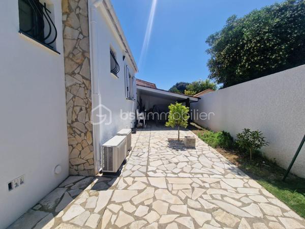 Nichée dans un quartier résidentiel paisible de Sérignan, cette magnifique villa de plain-pied offre un cadre de vie idyllique alliant tranquillité et proximité urbaine. Profitez d'une ambiance sereine à deux pas des commodités locales, idéal pour une vie de famille harmonieuse.

Cette maison indépendante, construite en 1985 et entièrement rénovée en 2023, s'étend sur une surface habitable de 108 m² sur un terrain de 447 m². Composée de 4 pièces, 3 chambres lumineuses dont une suite parentale, elle propose un espace de vie exceptionnellement pensé. 

À l'intérieur, vous découvrirez un séjour spacieux et climatisé, une cuisine équipée de haute qualité, 3 chambres avec placards, 2 salles d'eau modernes et un WC indépendant.

Les extérieurs séduisent par leur piscine en Pierre de Bali et une agréable terrasse pour vos moments de détente.

Vous apprécierez les commodités environnantes avec de nombreux commerces, écoles, et services à votre disposition.

Ne manquez pas cette opportunité de découvrir un coup de cœur immobilier rare à Sérignan. 

Contactez-moi pour plus de renseignements et organisez votre visite dès maintenant !
