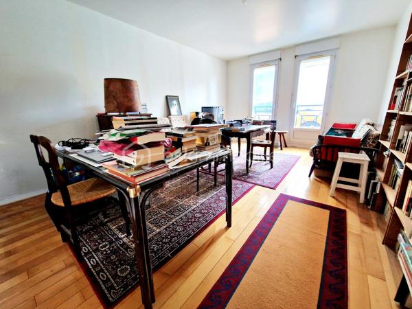 EN EXCLUSIVITE : Plein centre d'Auneau, très proche des commodités, ce bel appartement d'environ 70 m2 propose une entrée avec couloir qui dessert un beau salon - salle à manger de plus de 20 m2, une grande cuisine séparée et équipée , 2 chambres, une buanderie, une salle de bain ainsi qu'un WC indépendant.

Ce bien est complété par :
- un jardinet de 13 m2 avec une terrasse en bois pour profiter des extérieurs
- une place de parking 
- une cave pour plus de rangement

Dimensions des pièces :
Entrée/couloir : 8,42 m2
Salon : 20,34 m2
Cuisine : 8,49 m2
Chambre 1 : 9,78 m2
Chambre 2 : 11,91 m2
Salle de bain : 4,86 m2
Buanderie : 4,25 m2
WC : 1,46 m2

Les + : emplacement privilégié / jardinet / volets roulants / chauffage électrique / place de parking extérieure

Une visite s'impose ! Contactez-moi ...