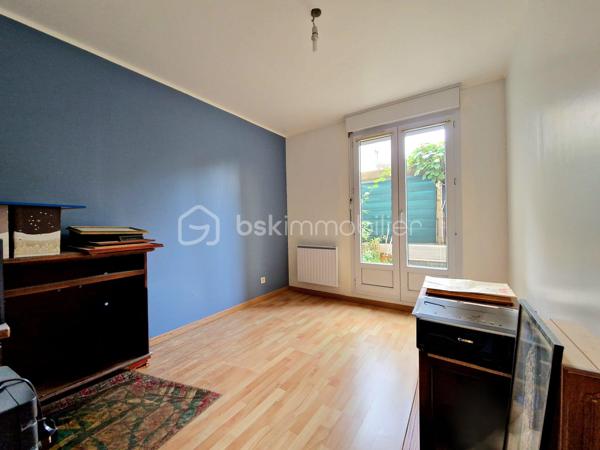 EN EXCLUSIVITE : Plein centre d'Auneau, très proche des commodités, ce bel appartement d'environ 70 m2 propose une entrée avec couloir qui dessert un beau salon - salle à manger de plus de 20 m2, une grande cuisine séparée et équipée , 2 chambres, une buanderie, une salle de bain ainsi qu'un WC indépendant.

Ce bien est complété par :
- un jardinet de 13 m2 avec une terrasse en bois pour profiter des extérieurs
- une place de parking 
- une cave pour plus de rangement

Dimensions des pièces :
Entrée/couloir : 8,42 m2
Salon : 20,34 m2
Cuisine : 8,49 m2
Chambre 1 : 9,78 m2
Chambre 2 : 11,91 m2
Salle de bain : 4,86 m2
Buanderie : 4,25 m2
WC : 1,46 m2

Les + : emplacement privilégié / jardinet / volets roulants / chauffage électrique / place de parking extérieure

Une visite s'impose ! Contactez-moi ...