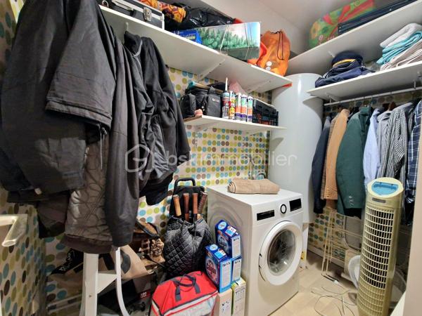 EN EXCLUSIVITE : Plein centre d'Auneau, très proche des commodités, ce bel appartement d'environ 70 m2 propose une entrée avec couloir qui dessert un beau salon - salle à manger de plus de 20 m2, une grande cuisine séparée et équipée , 2 chambres, une buanderie, une salle de bain ainsi qu'un WC indépendant.

Ce bien est complété par :
- un jardinet de 13 m2 avec une terrasse en bois pour profiter des extérieurs
- une place de parking 
- une cave pour plus de rangement

Dimensions des pièces :
Entrée/couloir : 8,42 m2
Salon : 20,34 m2
Cuisine : 8,49 m2
Chambre 1 : 9,78 m2
Chambre 2 : 11,91 m2
Salle de bain : 4,86 m2
Buanderie : 4,25 m2
WC : 1,46 m2

Les + : emplacement privilégié / jardinet / volets roulants / chauffage électrique / place de parking extérieure

Une visite s'impose ! Contactez-moi ...