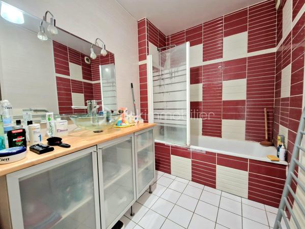 EN EXCLUSIVITE : Plein centre d'Auneau, très proche des commodités, ce bel appartement d'environ 70 m2 propose une entrée avec couloir qui dessert un beau salon - salle à manger de plus de 20 m2, une grande cuisine séparée et équipée , 2 chambres, une buanderie, une salle de bain ainsi qu'un WC indépendant.

Ce bien est complété par :
- un jardinet de 13 m2 avec une terrasse en bois pour profiter des extérieurs
- une place de parking 
- une cave pour plus de rangement

Dimensions des pièces :
Entrée/couloir : 8,42 m2
Salon : 20,34 m2
Cuisine : 8,49 m2
Chambre 1 : 9,78 m2
Chambre 2 : 11,91 m2
Salle de bain : 4,86 m2
Buanderie : 4,25 m2
WC : 1,46 m2

Les + : emplacement privilégié / jardinet / volets roulants / chauffage électrique / place de parking extérieure

Une visite s'impose ! Contactez-moi ...