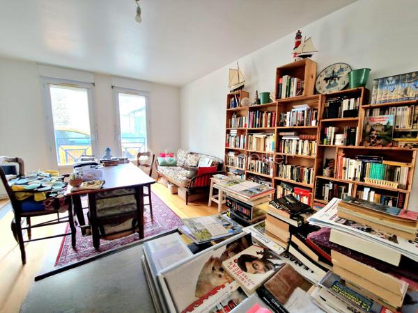 EN EXCLUSIVITE : Plein centre d'Auneau, très proche des commodités, ce bel appartement d'environ 70 m2 propose une entrée avec couloir qui dessert un beau salon - salle à manger de plus de 20 m2, une grande cuisine séparée et équipée , 2 chambres, une buanderie, une salle de bain ainsi qu'un WC indépendant.

Ce bien est complété par :
- un jardinet de 13 m2 avec une terrasse en bois pour profiter des extérieurs
- une place de parking 
- une cave pour plus de rangement

Dimensions des pièces :
Entrée/couloir : 8,42 m2
Salon : 20,34 m2
Cuisine : 8,49 m2
Chambre 1 : 9,78 m2
Chambre 2 : 11,91 m2
Salle de bain : 4,86 m2
Buanderie : 4,25 m2
WC : 1,46 m2

Les + : emplacement privilégié / jardinet / volets roulants / chauffage électrique / place de parking extérieure

Une visite s'impose ! Contactez-moi ...