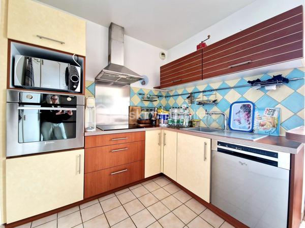 EN EXCLUSIVITE : Plein centre d'Auneau, très proche des commodités, ce bel appartement d'environ 70 m2 propose une entrée avec couloir qui dessert un beau salon - salle à manger de plus de 20 m2, une grande cuisine séparée et équipée , 2 chambres, une buanderie, une salle de bain ainsi qu'un WC indépendant.

Ce bien est complété par :
- un jardinet de 13 m2 avec une terrasse en bois pour profiter des extérieurs
- une place de parking 
- une cave pour plus de rangement

Dimensions des pièces :
Entrée/couloir : 8,42 m2
Salon : 20,34 m2
Cuisine : 8,49 m2
Chambre 1 : 9,78 m2
Chambre 2 : 11,91 m2
Salle de bain : 4,86 m2
Buanderie : 4,25 m2
WC : 1,46 m2

Les + : emplacement privilégié / jardinet / volets roulants / chauffage électrique / place de parking extérieure

Une visite s'impose ! Contactez-moi ...