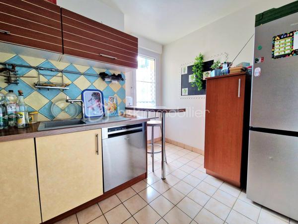 EN EXCLUSIVITE : Plein centre d'Auneau, très proche des commodités, ce bel appartement d'environ 70 m2 propose une entrée avec couloir qui dessert un beau salon - salle à manger de plus de 20 m2, une grande cuisine séparée et équipée , 2 chambres, une buanderie, une salle de bain ainsi qu'un WC indépendant.

Ce bien est complété par :
- un jardinet de 13 m2 avec une terrasse en bois pour profiter des extérieurs
- une place de parking 
- une cave pour plus de rangement

Dimensions des pièces :
Entrée/couloir : 8,42 m2
Salon : 20,34 m2
Cuisine : 8,49 m2
Chambre 1 : 9,78 m2
Chambre 2 : 11,91 m2
Salle de bain : 4,86 m2
Buanderie : 4,25 m2
WC : 1,46 m2

Les + : emplacement privilégié / jardinet / volets roulants / chauffage électrique / place de parking extérieure

Une visite s'impose ! Contactez-moi ...