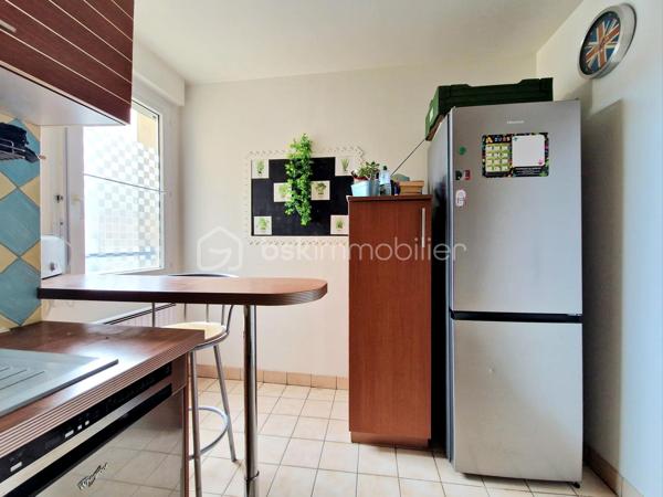EN EXCLUSIVITE : Plein centre d'Auneau, très proche des commodités, ce bel appartement d'environ 70 m2 propose une entrée avec couloir qui dessert un beau salon - salle à manger de plus de 20 m2, une grande cuisine séparée et équipée , 2 chambres, une buanderie, une salle de bain ainsi qu'un WC indépendant.

Ce bien est complété par :
- un jardinet de 13 m2 avec une terrasse en bois pour profiter des extérieurs
- une place de parking 
- une cave pour plus de rangement

Dimensions des pièces :
Entrée/couloir : 8,42 m2
Salon : 20,34 m2
Cuisine : 8,49 m2
Chambre 1 : 9,78 m2
Chambre 2 : 11,91 m2
Salle de bain : 4,86 m2
Buanderie : 4,25 m2
WC : 1,46 m2

Les + : emplacement privilégié / jardinet / volets roulants / chauffage électrique / place de parking extérieure

Une visite s'impose ! Contactez-moi ...