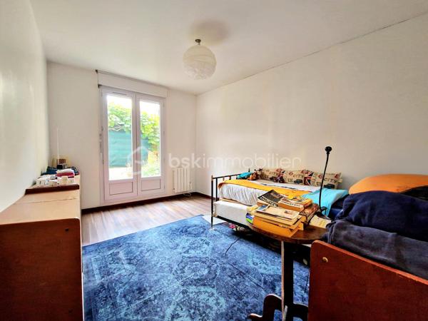 EN EXCLUSIVITE : Plein centre d'Auneau, très proche des commodités, ce bel appartement d'environ 70 m2 propose une entrée avec couloir qui dessert un beau salon - salle à manger de plus de 20 m2, une grande cuisine séparée et équipée , 2 chambres, une buanderie, une salle de bain ainsi qu'un WC indépendant.

Ce bien est complété par :
- un jardinet de 13 m2 avec une terrasse en bois pour profiter des extérieurs
- une place de parking 
- une cave pour plus de rangement

Dimensions des pièces :
Entrée/couloir : 8,42 m2
Salon : 20,34 m2
Cuisine : 8,49 m2
Chambre 1 : 9,78 m2
Chambre 2 : 11,91 m2
Salle de bain : 4,86 m2
Buanderie : 4,25 m2
WC : 1,46 m2

Les + : emplacement privilégié / jardinet / volets roulants / chauffage électrique / place de parking extérieure

Une visite s'impose ! Contactez-moi ...