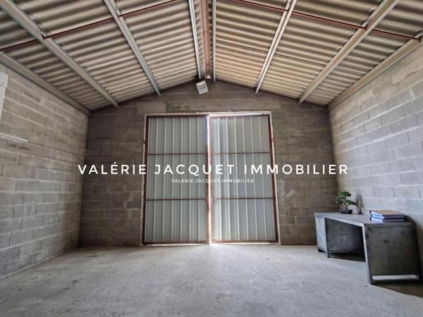 À 7 km de Montguyon Ensemble Immobilier Unique : Maison Moderne & Grand Hangar Équipé