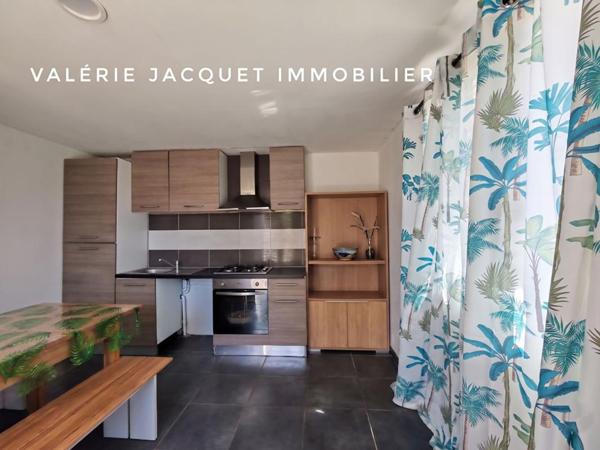 À 7 km de Montguyon Ensemble Immobilier Unique : Maison Moderne & Grand Hangar Équipé